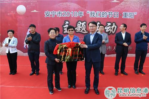 新村社区被授予全国“暖侨敬老”示范点牌匾。宋玉昆供图