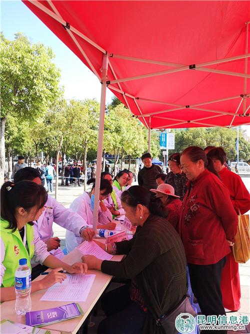 现场还开展了义诊活动。 现场还开展了义诊活动。