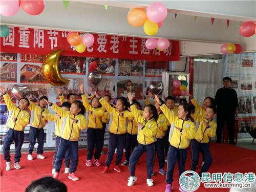 孩子们在表演节目