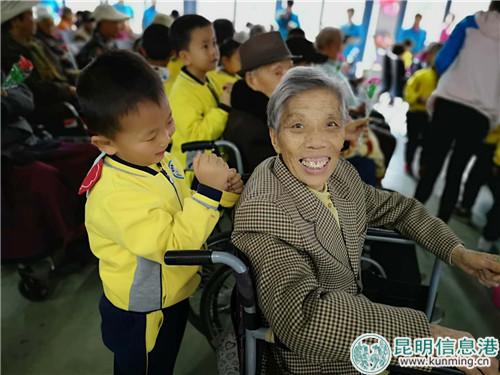 孩子们走进老年朋友中间，给她们捶背