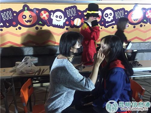 彩绘哈喽喂妆容受到游客追捧