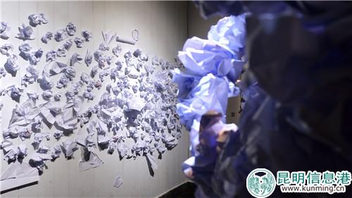 挪威艺术家装置作品《看与被看》 记者曹月摄