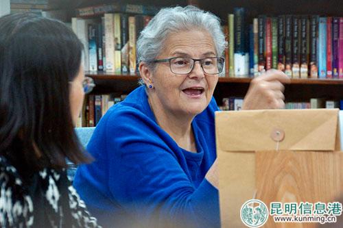 包琼正在讲课 记者苏雯芊 摄