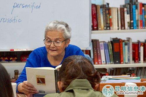 包琼正在为学生朗读英语书 记者苏雯芊 摄 (1)