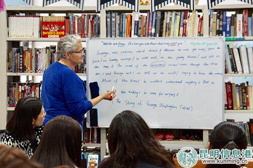 包琼正在上写作课 记者苏雯芊 摄