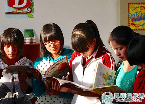 华宁一中的同学们对英语书很感兴趣 供图