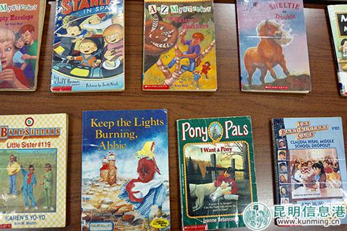 内容丰富有趣的英语书 记者苏雯芊 摄