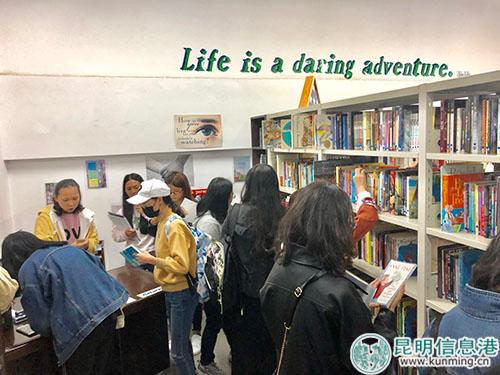 同学们踊跃借书 记者苏雯芊 摄