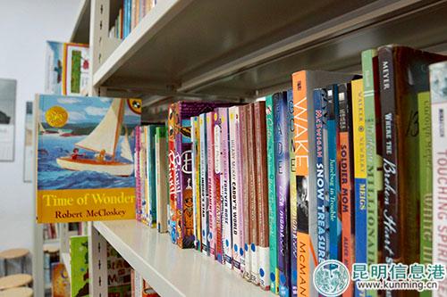 种类繁多的英文书籍 记者苏雯芊 摄