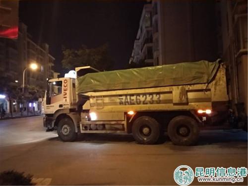 渣土车从小区穿过。记者刘雄斌 摄 渣土车从小区穿过。记者刘雄斌 摄