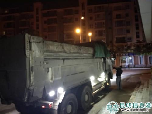 没有覆盖斗篷的渣土车 没有覆盖斗篷的渣土车