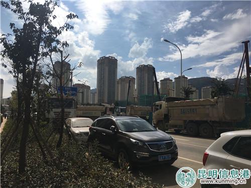 紧邻绿地·香树花城小区侧面的施工工地渣土车来来往往