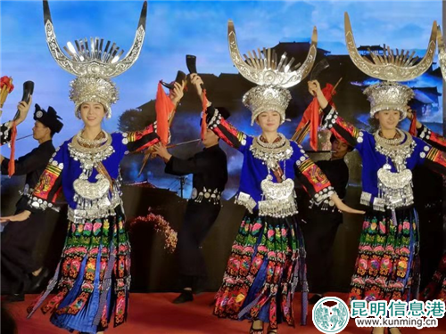 活动现场精彩的苗族歌舞表演引得阵阵掌声。李晓超摄 活动现场精彩的苗族歌舞表演引得阵阵掌声。李晓超摄