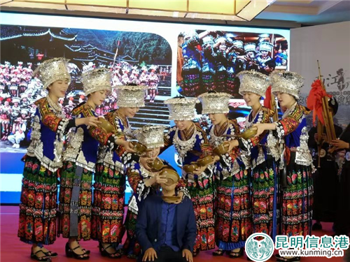 苗家祝酒方式高山流水体验,让现场宾客感受到了苗家的热情。李晓超摄 苗家祝酒方式高山流水体验,让现场宾客感受到了苗家的热情。李晓超摄