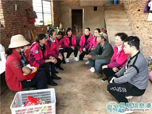 慰问困难群众，了解实际情况