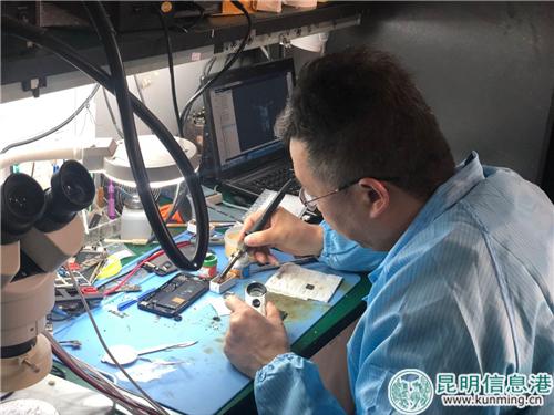 九机“导师级”维修人才正在进行手机维修。记者马文焘摄 九机“导师级”维修人才正在进行手机维修。记者马文焘摄