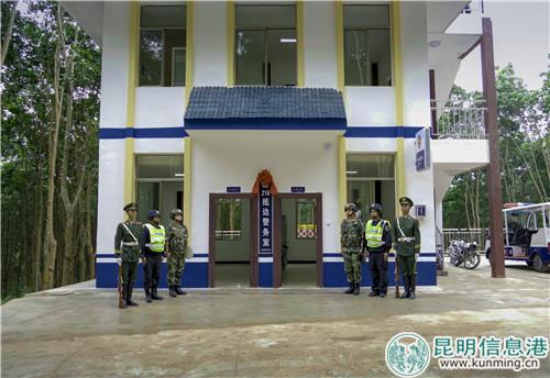 干警们在打洛抵边警务室前合影 干警们在打洛抵边警务室前合影