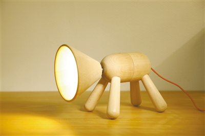 小狗造型的灯，灵感来自于树德的网红狗——它在外面打架受伤而不得不戴上“伊丽莎白圈”。