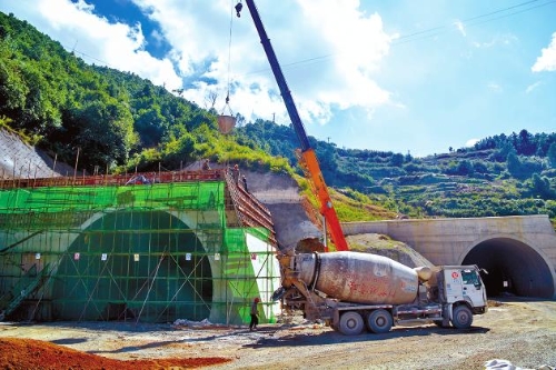 玉楚高速芹菜塘隧道主体工程即将完工