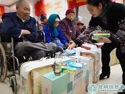 工作人员为老人们送上了毛毯、暖手宝、钙片等慰问品。