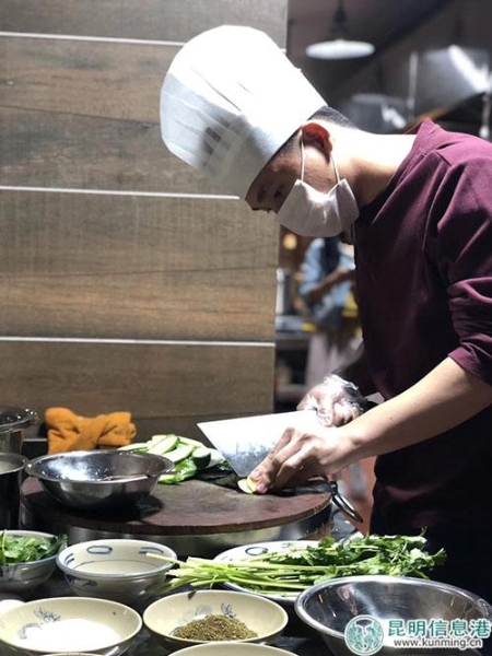 程墨正在切柠檬薄片。供图