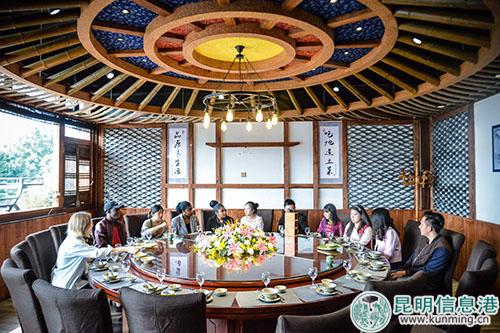 午餐时间，大家围坐一桌品鉴各式滇菜。记者刘雄斌摄