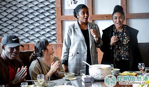 法国的贝贝和玛丽为大家献唱法文版两只老虎。记者刘雄斌摄