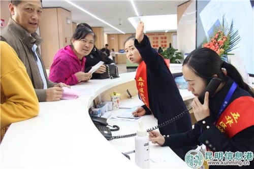 图三 工作人员正在指导市民办理业务 图三 工作人员正在指导市民办理业务