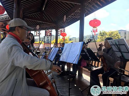 中心内的老年人们一起弹奏表演。