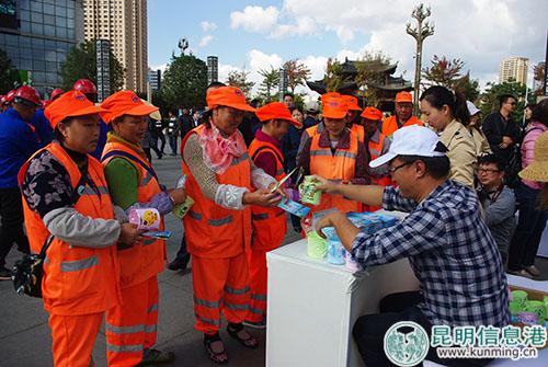 为环卫工人发放水杯。 为环卫工人发放水杯。