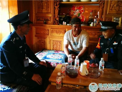 农布与所长顿珠培楚和副所长何春强交流。劳学丽 摄