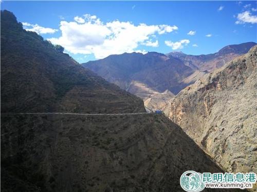 悬崖边上的罗仁卡点。 劳学丽 摄