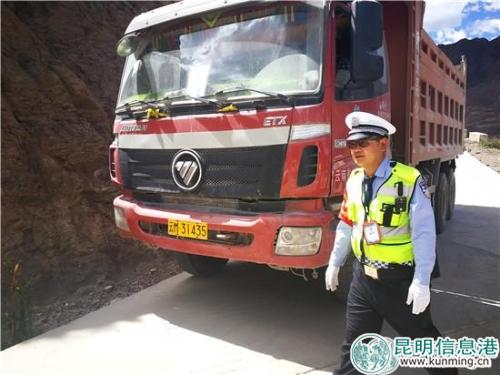 在卡点工作的扎史品初。劳学丽 摄