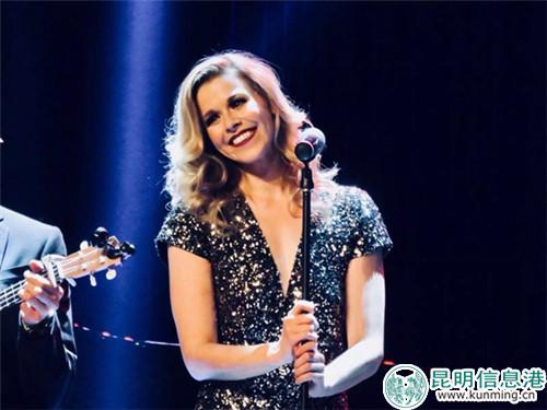 乐队女高音海德•伦斯泰兹•奥尼尔