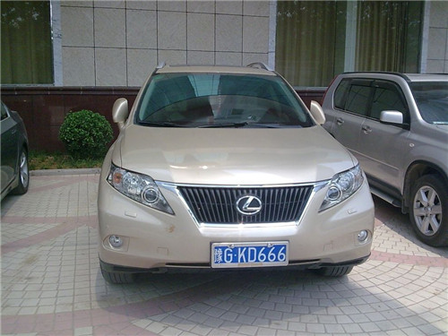 云a88888是辆奔驰车