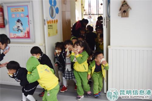 开展幼儿园消防安全培训演练活动 (4)