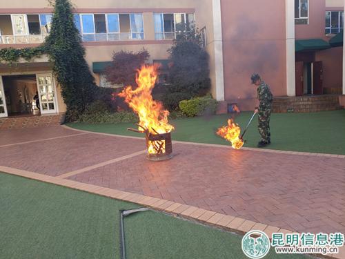 消防士兵灭火演练