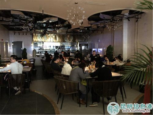 商场停电时的情形。记者李莹 摄
