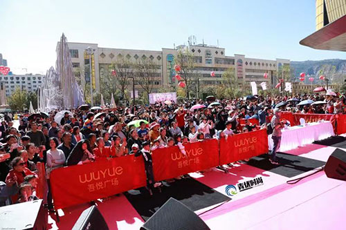 活动现场人山人海