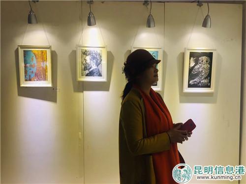 市民在置信银河广场地铁口看展。