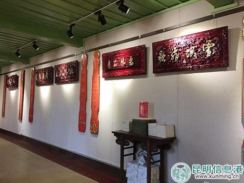 展出的楹联木刻作品。记者孙红亮摄