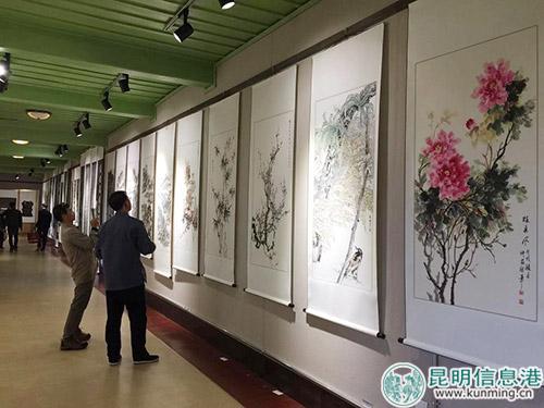 市民观看展出的绘画作品。记者孙红亮摄