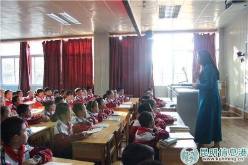 图三 同学们聚精会神听杨丽萍老师讲寓言故事