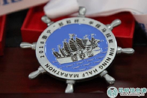 亲子跑奖牌--记者薛江涛摄