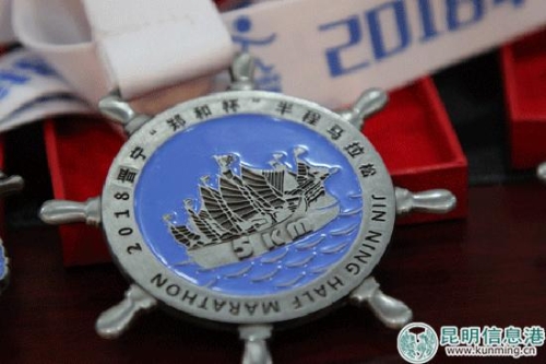 5km奖牌--记者薛江涛摄