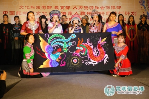 苗族学员作品展示、独龙族学员用独龙语唱响国歌