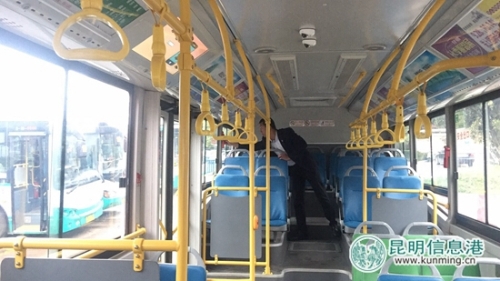 对车内安全设施进行检查 对车内安全设施进行检查