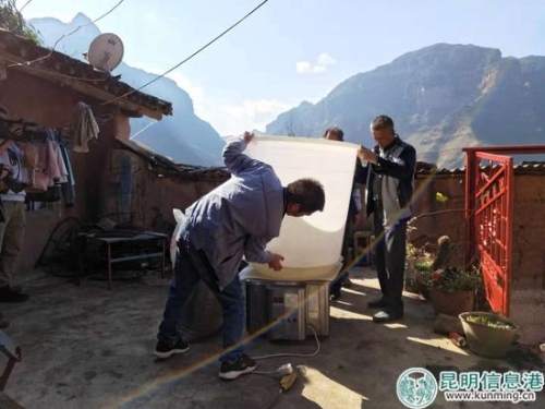 村民们正在学习新型青花椒烘干机的使用