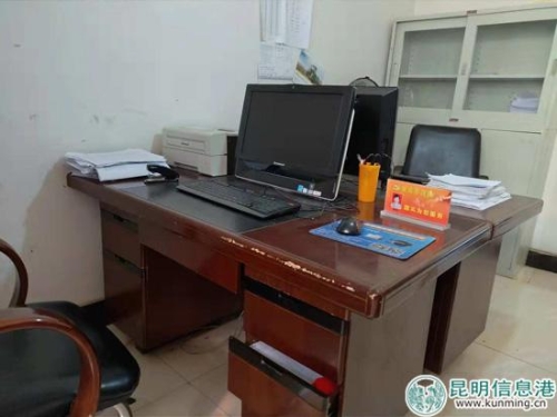 张文举在禄劝县农机管理总站的办公桌