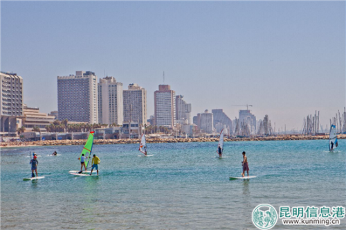 在特拉维夫的海边冲浪